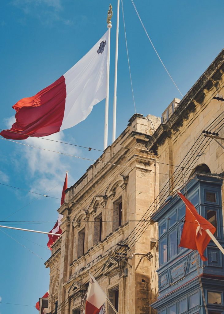 Flaga Malty nad historycznym budynkiem w Birgu (Vittoriosie)