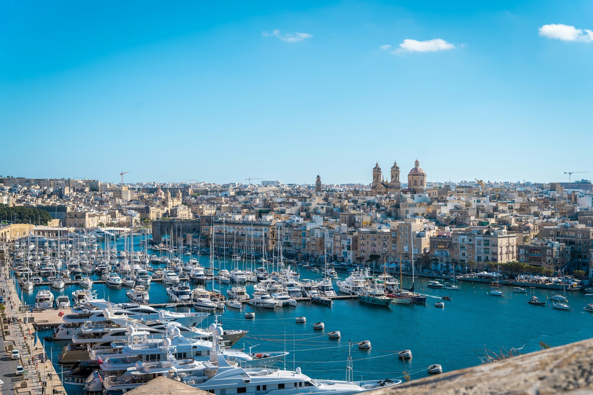 Marina z jachtami w Birgu, w tle zabudowa Trzech Miast