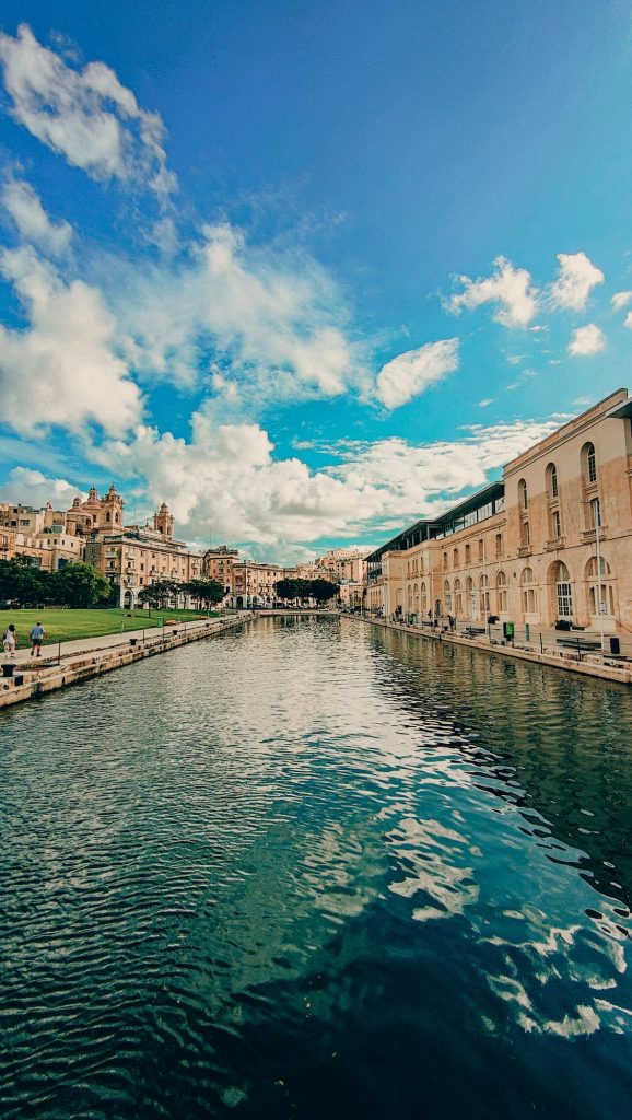 Zatoka przy nabrzeżu Birgu z kamiennymi budynkami