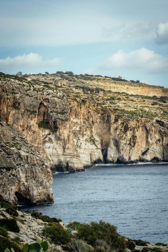Klify wybrzeża przy Blue Grotto na południu Malty