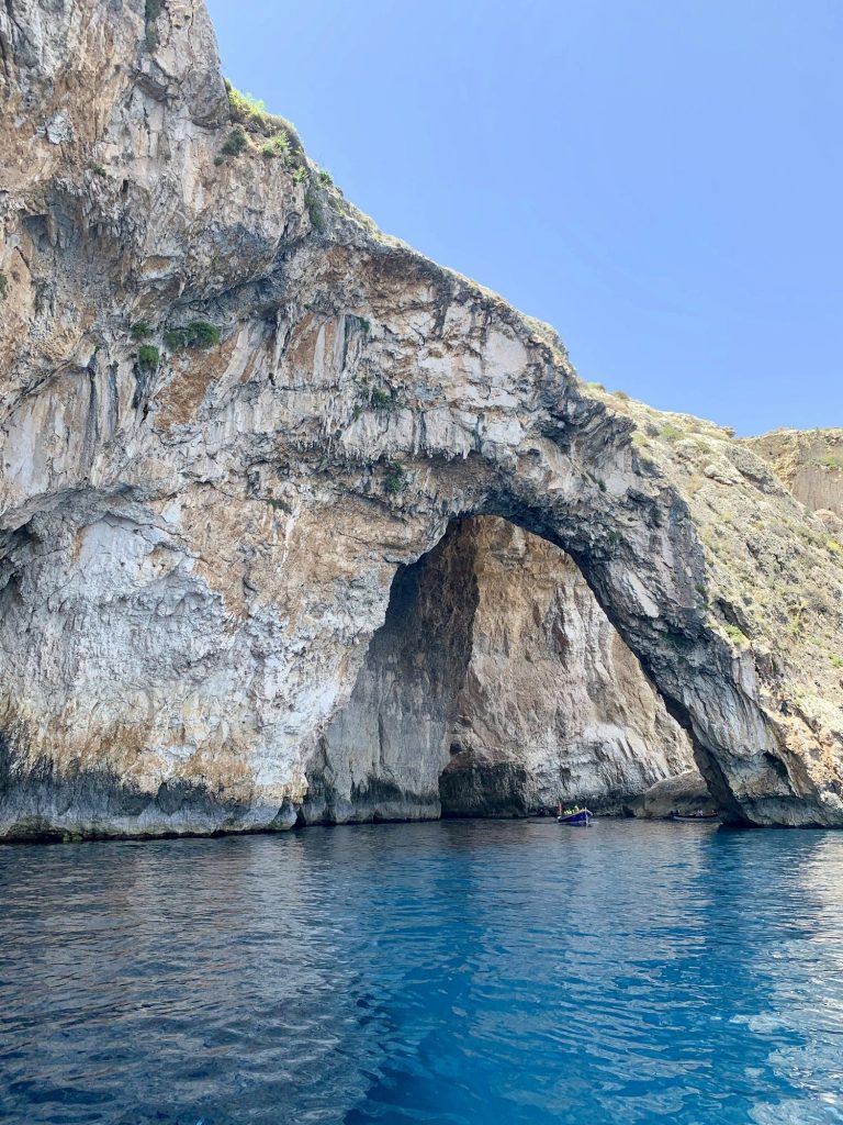 Łuk skalny Blue Grotto i błękitna woda