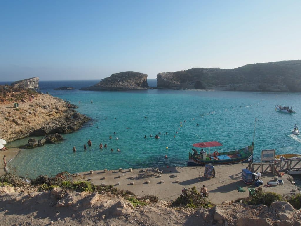 Plaża w Blue Lagoon z widokiem na Cominotto