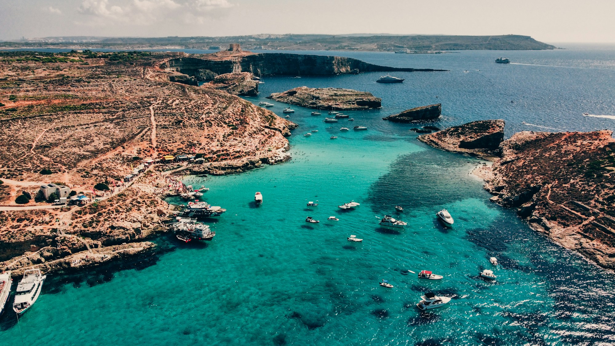 Blue Lagoon na Comino z góry – turkusowa woda i łodzie