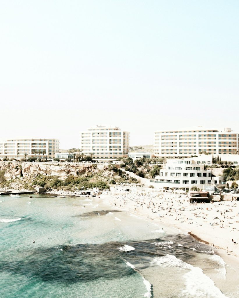 Piaszczysta plaża Golden Bay z hotelami w tle