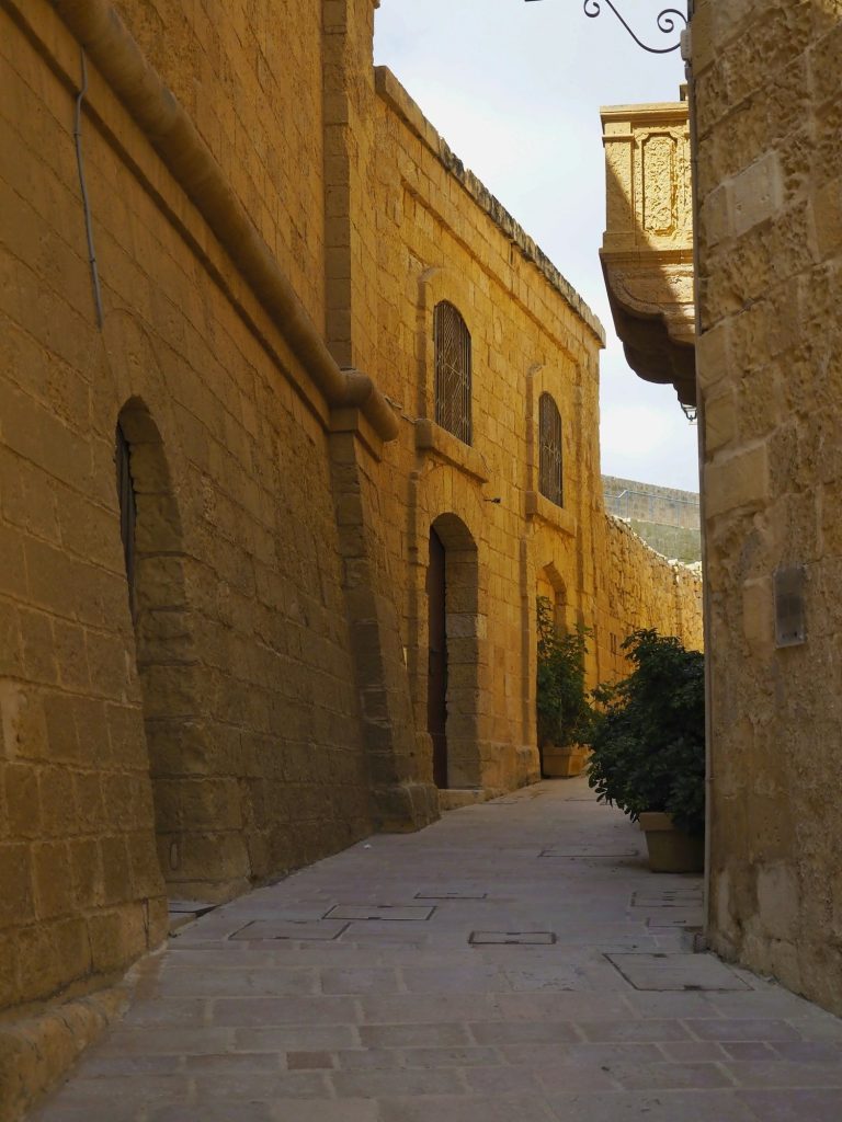 Kamienna uliczka w Cytadeli w Victorii na Gozo