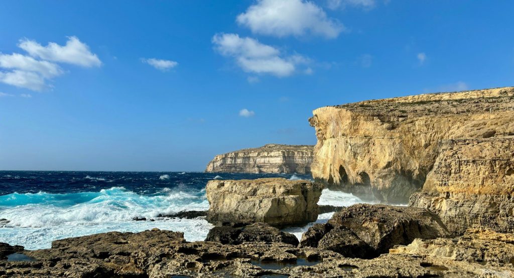 Wybrzeże Dwejry na Gozo w miejscu zawalonego Azure Window