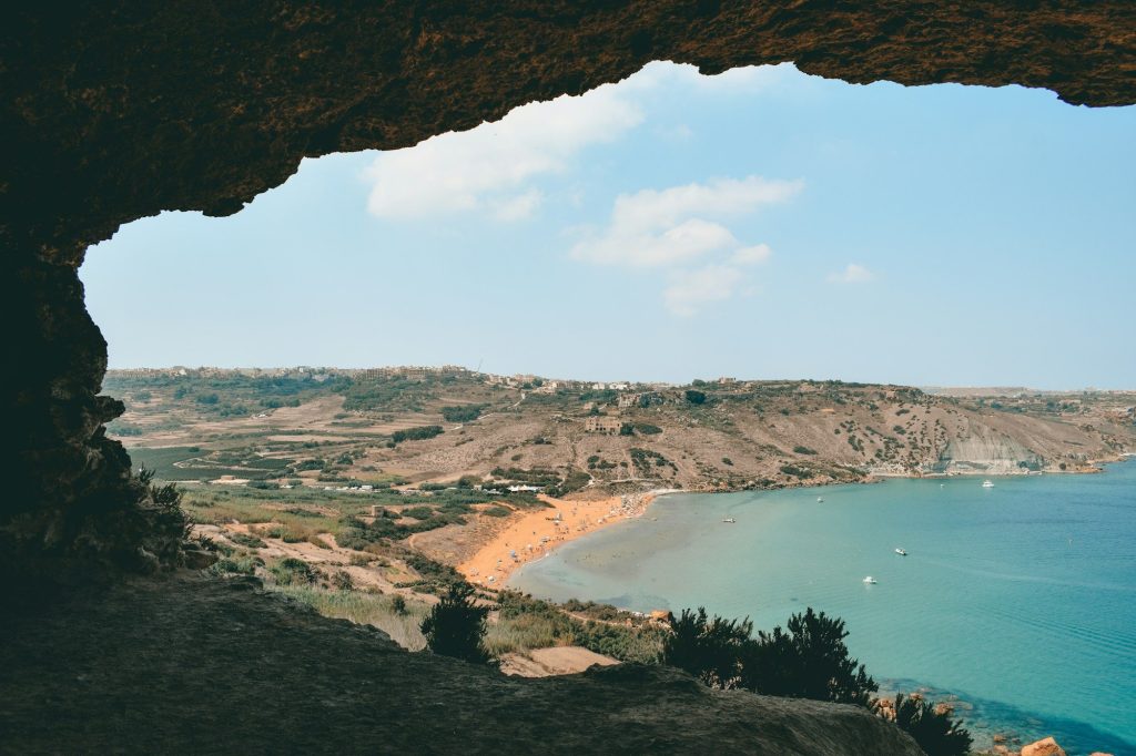 Widok na zatokę Ramla z jaskini Tal-Mixta na Gozo