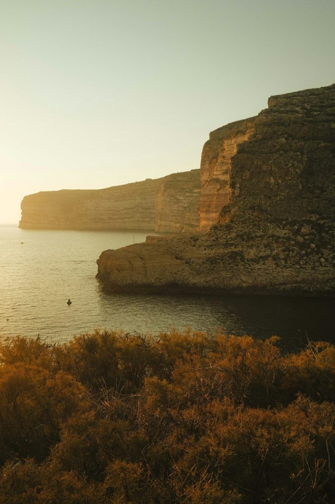 Klify zatoki Xlendi na Gozo