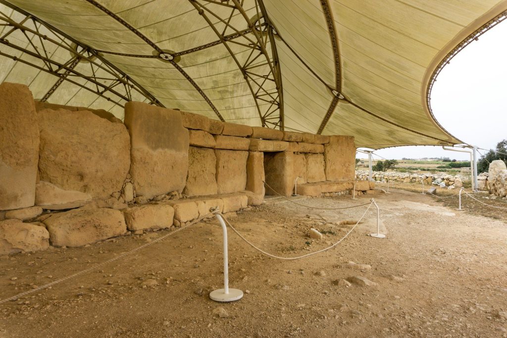 Megalityczna świątynia Ħaġar Qim pod namiotem ochronnym