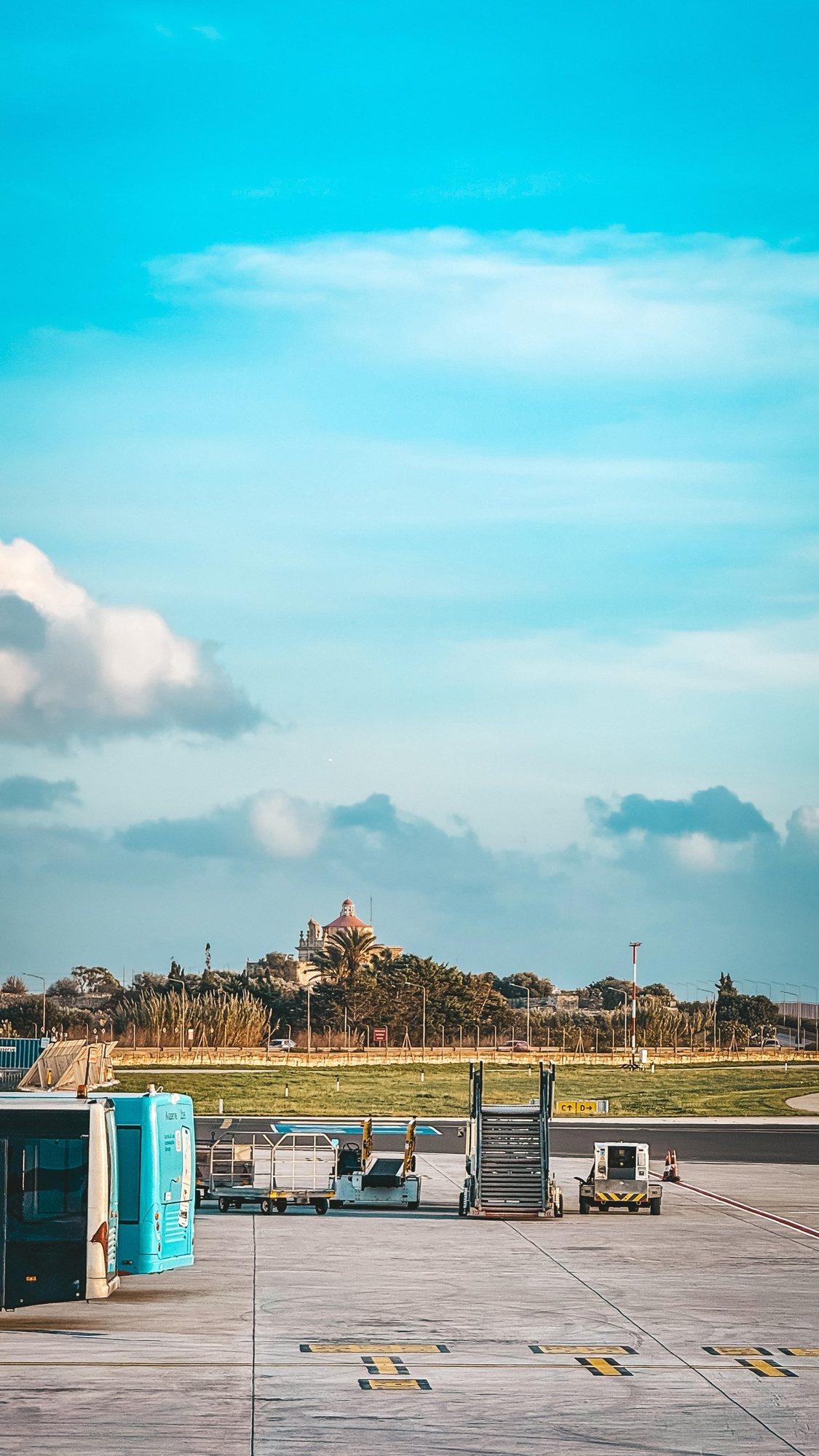 Płyta lotniska Malta International Airport w Luqa pod turkusowym niebem