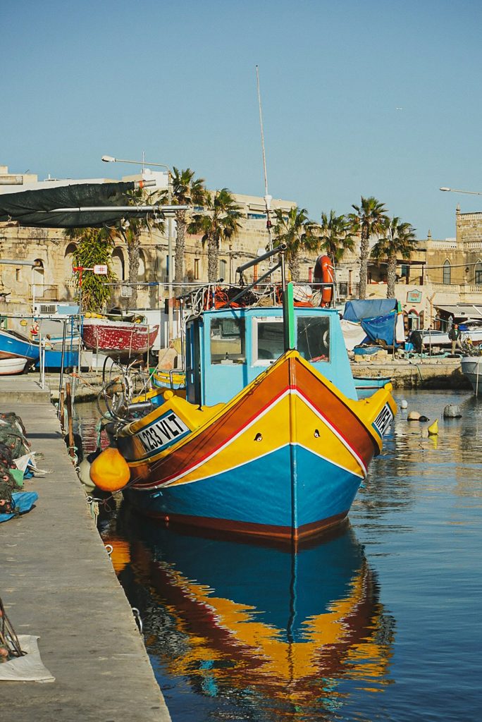 Kolorowa łódź luzzu przy nabrzeżu w Marsaxlokk