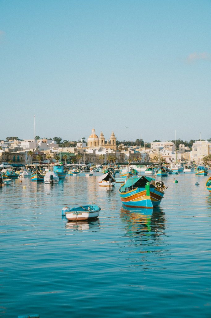 Łodzie rybackie na wodzie w zatoce Marsaxlokk