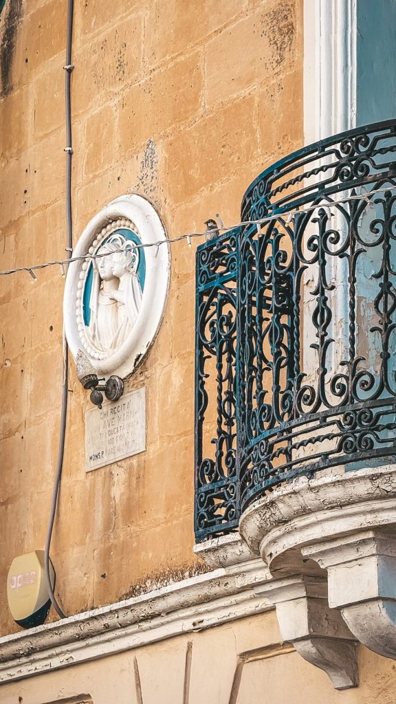 Balkon z kutego żelaza na kamienicy w Mdinie