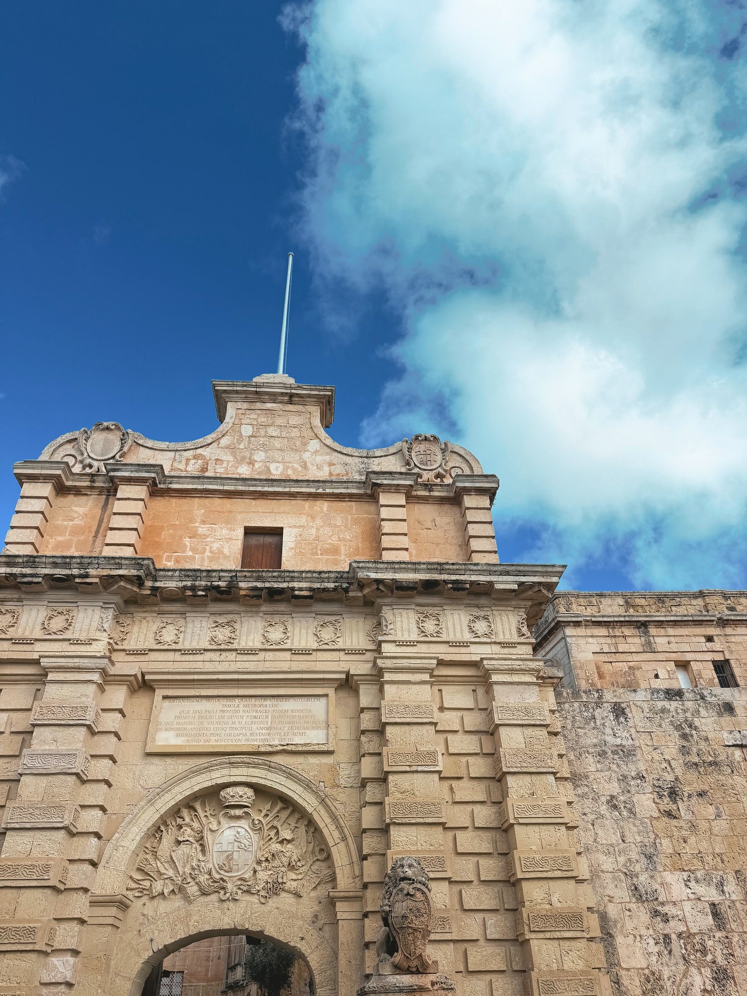 Brama Mdiny (Mdina Gate) w słońcu