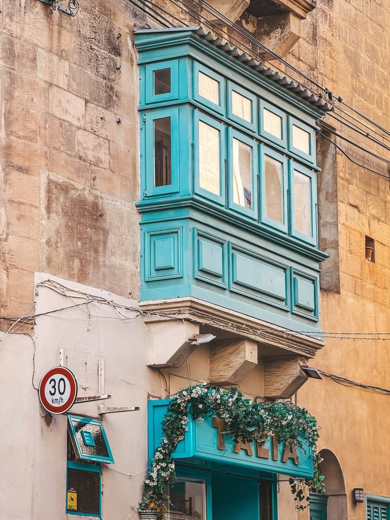 Turkusowy balkon na kamienicy w Mdinie