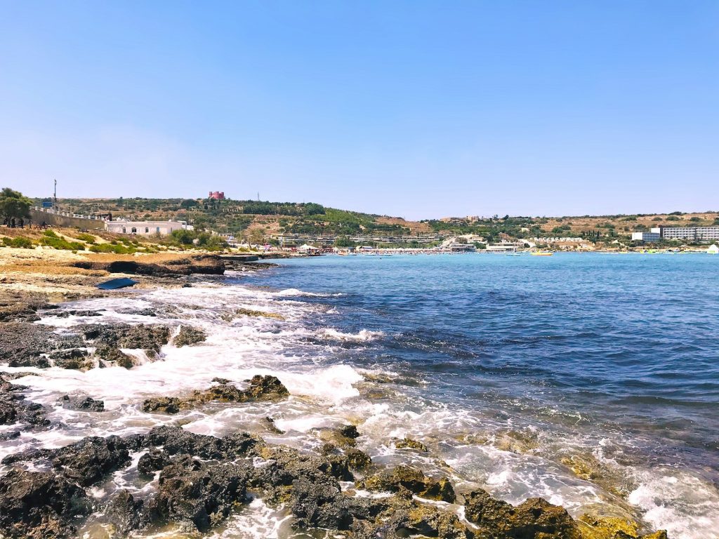 Wybrzeże przy Għadirze w Mellieħie, w tle Czerwona Wieża