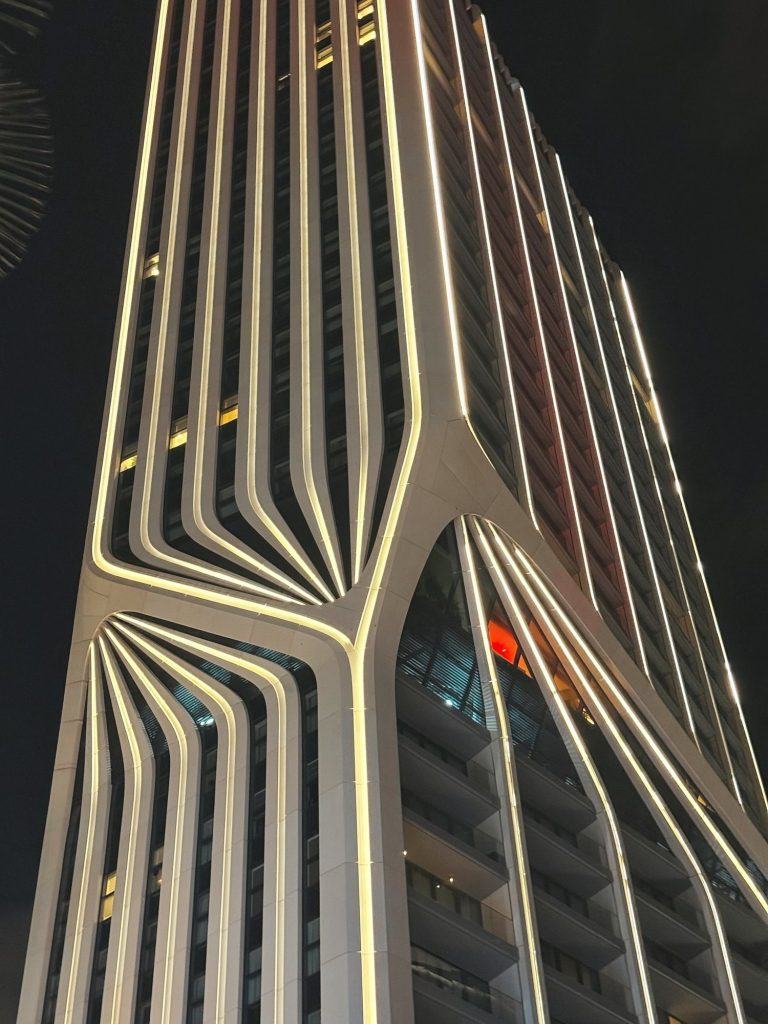 Podświetlona fasada Mercury Tower w Paceville nocą