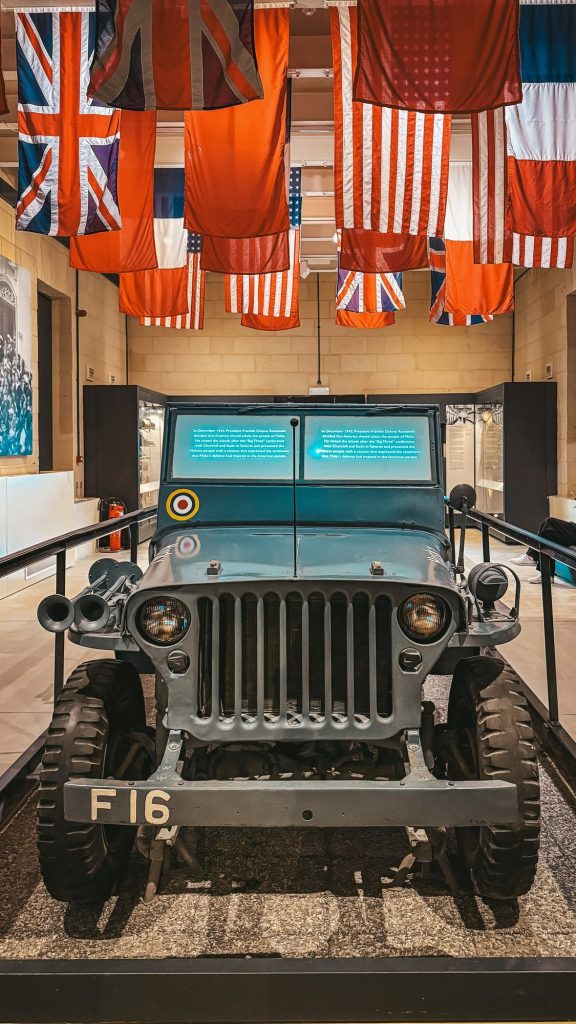 Wojskowy jeep z flagami w National War Museum w Valletcie