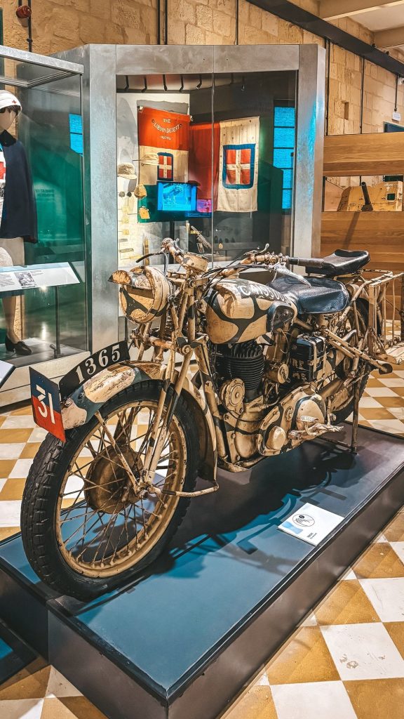 Zabytkowy motocykl wojskowy w National War Museum w Valletcie