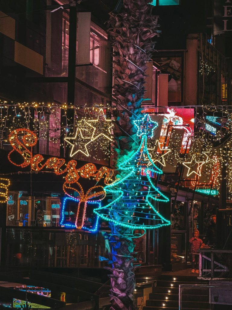 Świąteczne neony i choinka w Paceville