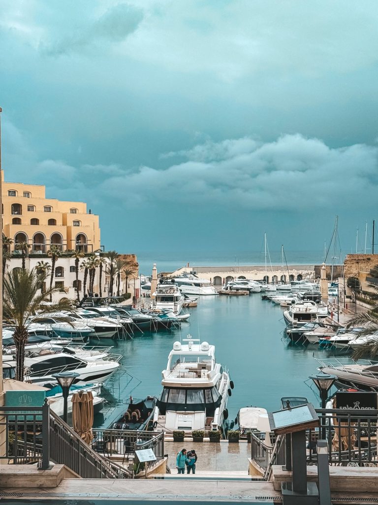 Marina Portomaso z jachtami w St Julian's