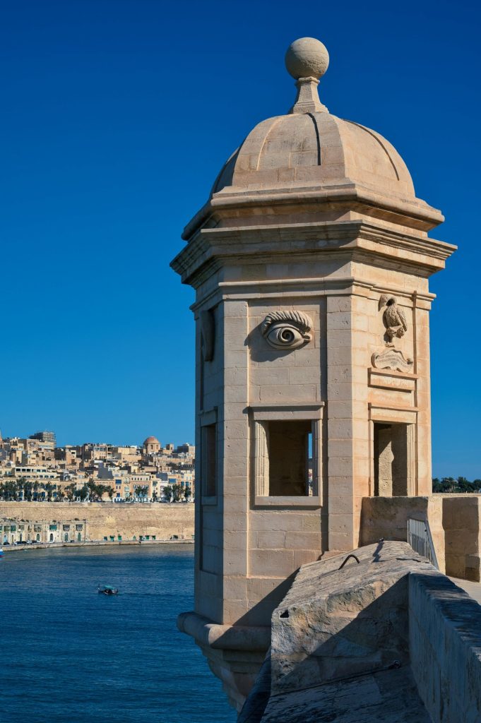 Strażnica Gardjola w Senglei z wyrzeźbionym okiem nad Grand Harbour