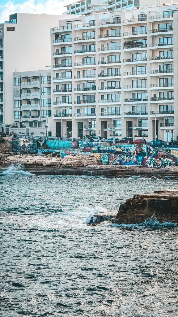 Zabudowa promenady Sliemy nad skalistym brzegiem