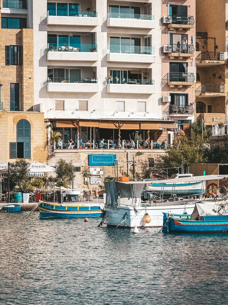 Łodzie rybackie przed restauracjami nad zatoką Spinola