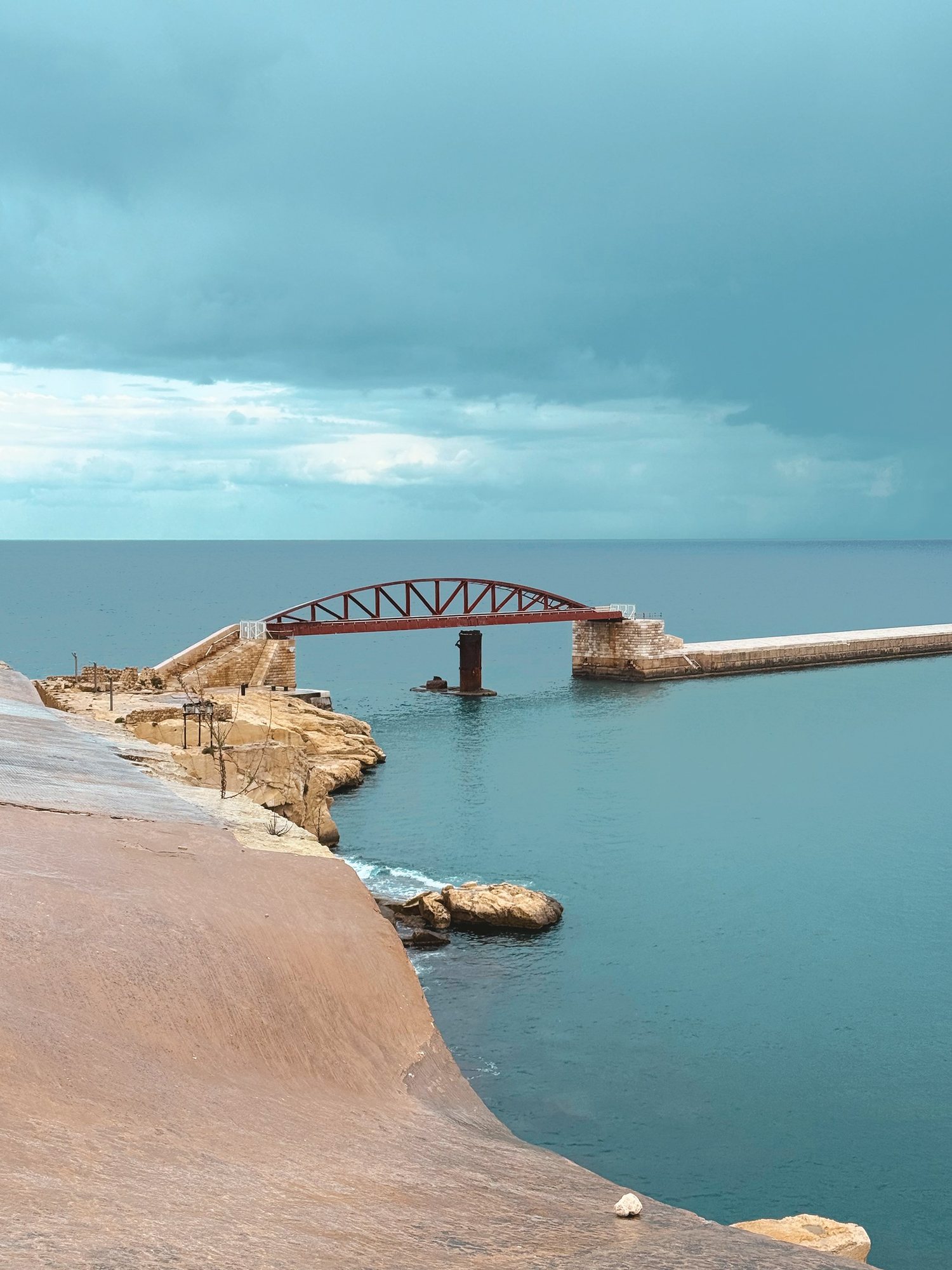 Falochron i most St Elmo przy wejściu do Grand Harbour, widok z Valletty