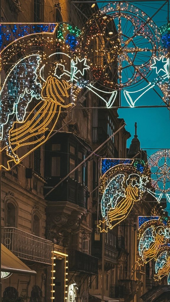 Iluminacje z aniołami nad ulicą Valletty