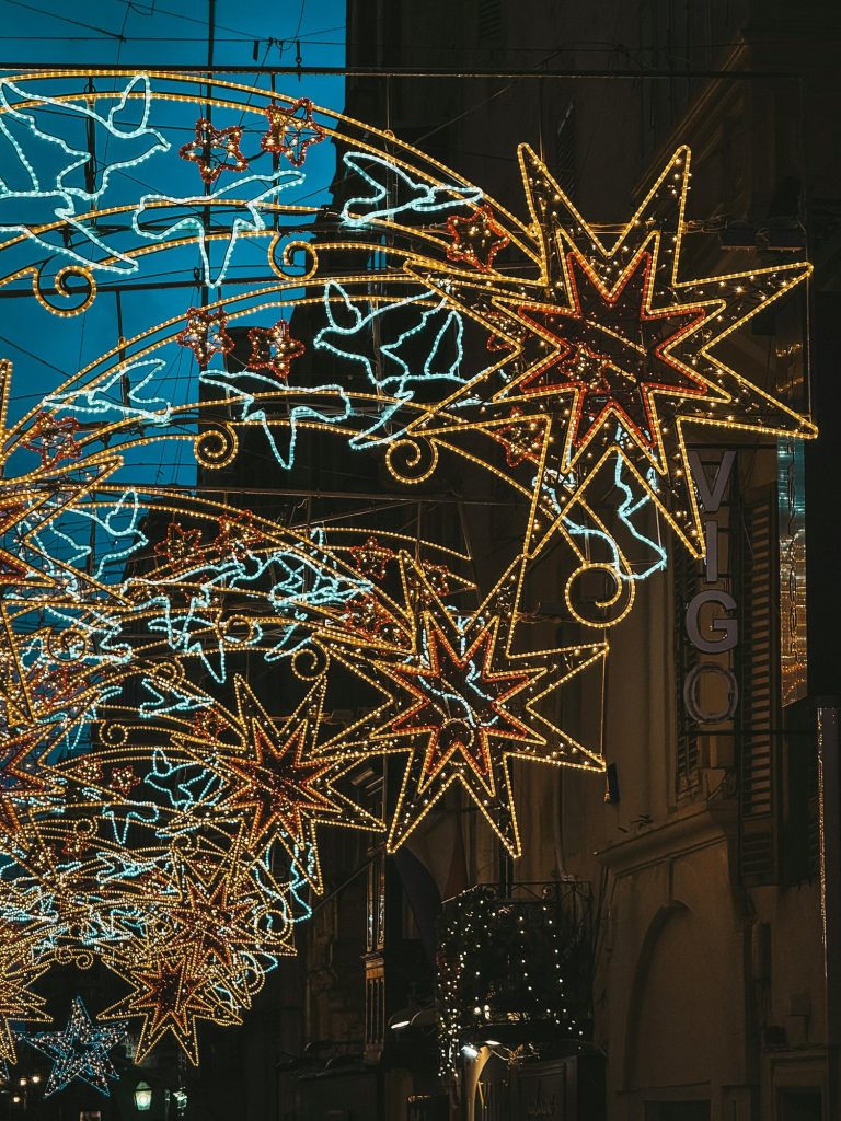 Świąteczne iluminacje z gwiazdami w Valletcie wieczorem