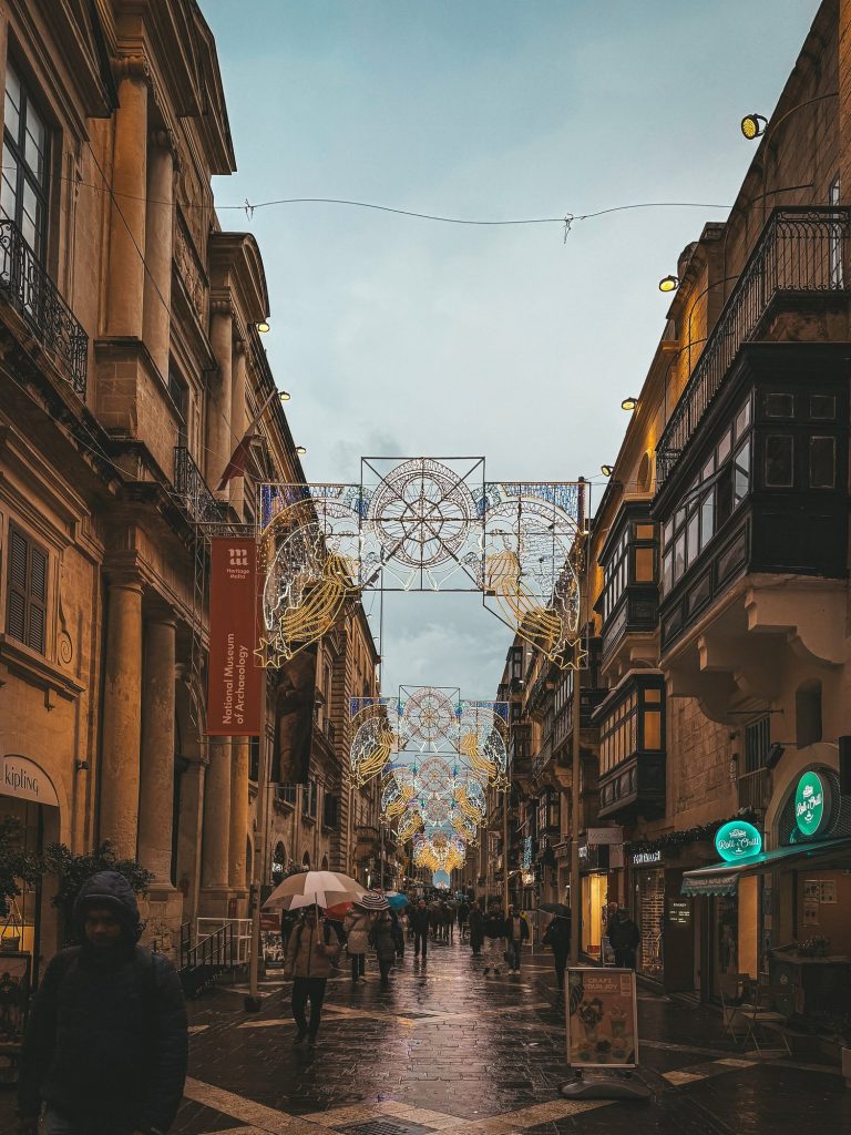 Świąteczne iluminacje nad ulicą Valletty o zmierzchu