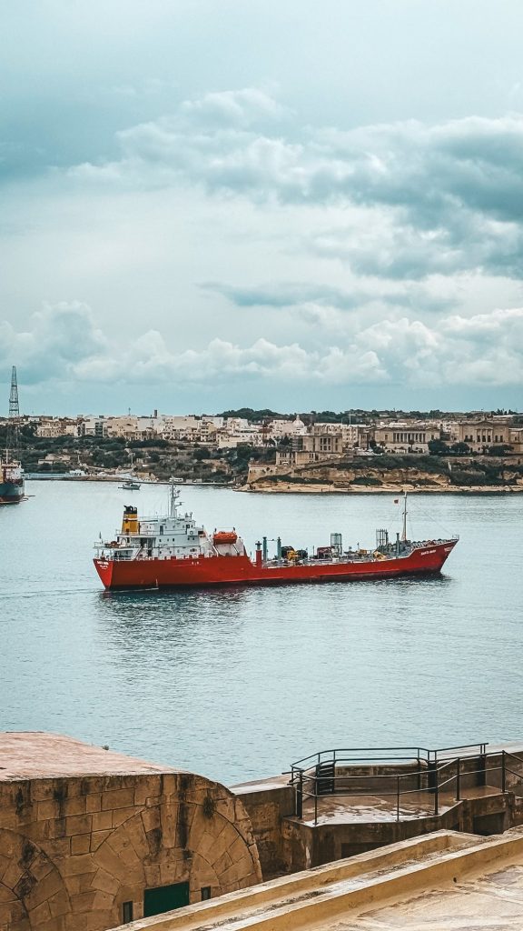 Statek wpływający do Grand Harbour, widok z Valletty